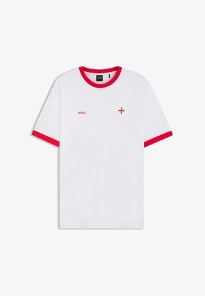 T-shirt blanc à manches courtes avec col rouge et bordures de manches rouges, texte rouge « BOSS » sur la poitrine et petite poche blanche avec croix rouge.