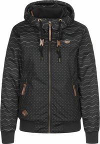 Schwarze Jacke mit Kapuze, die Zickzack- und gepunktete Muster sowie braune Akzente aufweist und einen Reißverschluss auf der Vorderseite hat. Gefertigt aus strukturiertem, wasserdichtem Material.