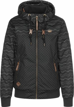 Zwarte jas met capuchon, gekenmerkt door zigzag- en stippenpatronen, bruine accenten en een rits aan de voorkant. Gemaakt van gestructureerd, waterproof materiaal.