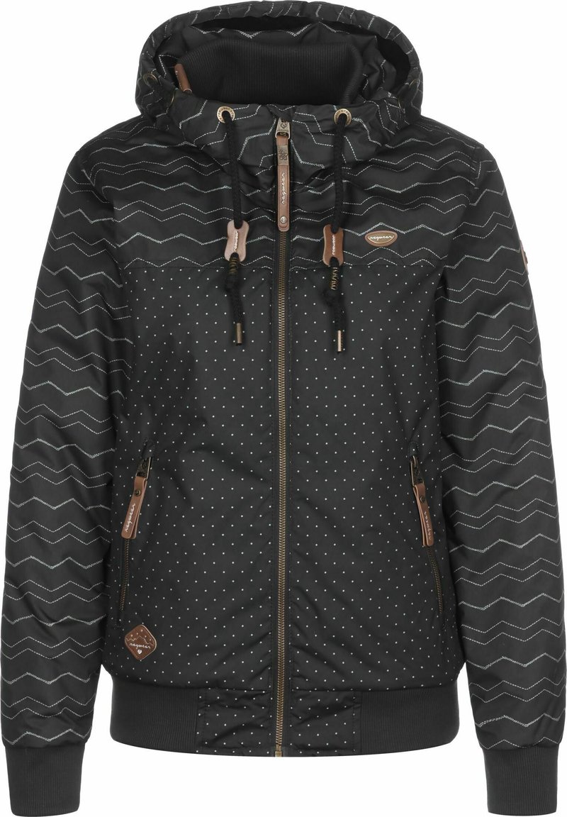 Schwarze Jacke mit Kapuze, die Zickzack- und gepunktete Muster sowie braune Akzente aufweist und einen Reißverschluss auf der Vorderseite hat. Gefertigt aus strukturiertem, wasserdichtem Material.