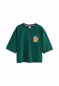 T-shirt vert foncé à manches courtes avec col rond et petite broderie de bananes et d'une fleur sur le côté gauche de la poitrine.