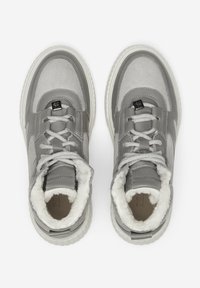 Sneaker alte grigie in suede e pelle, con interno morbido, suola in gomma bianca e lacci grigi. Logo sulla linguetta.