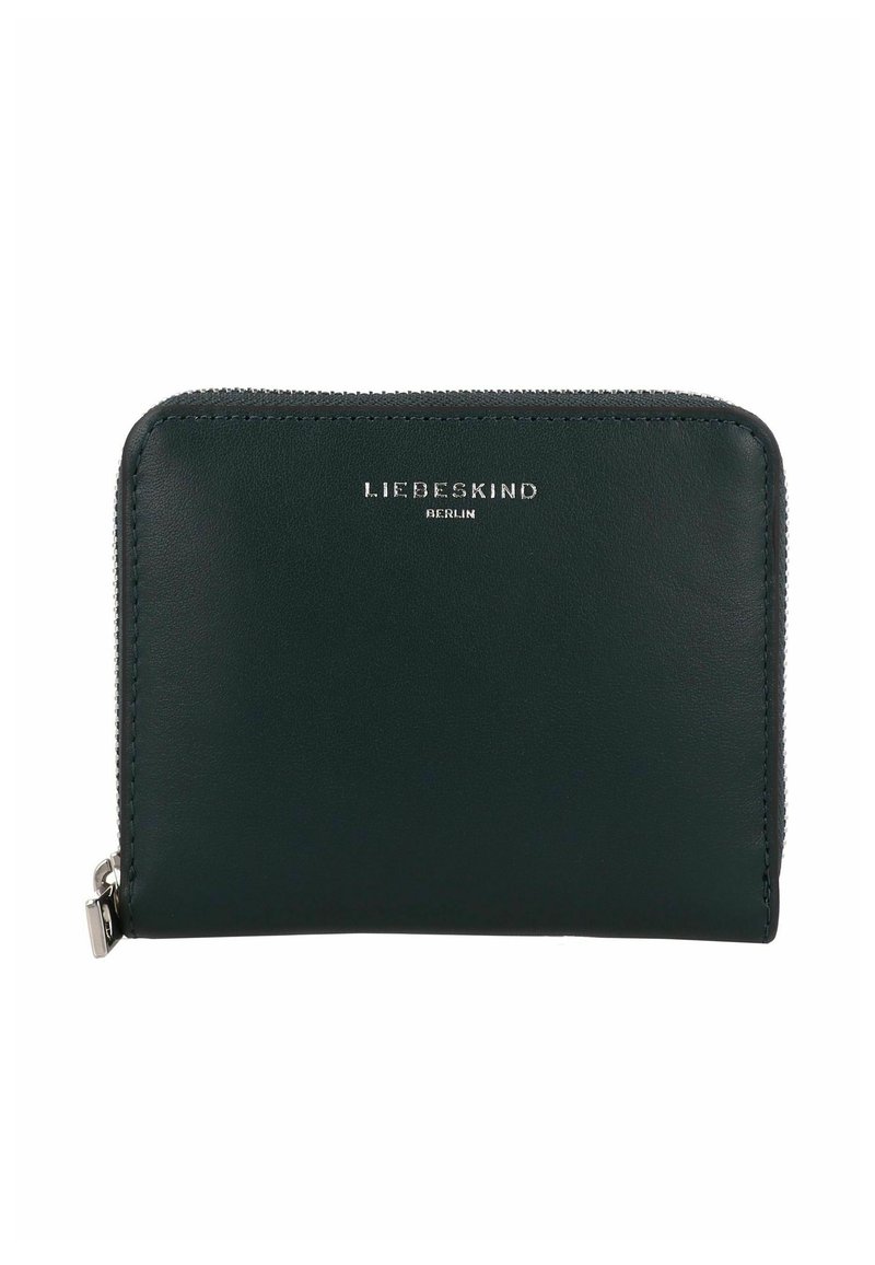 Portefeuille en cuir vert avec fermeture éclair, arborant un logo argenté en relief sur le devant et une texture lisse. Forme rectangulaire compacte.