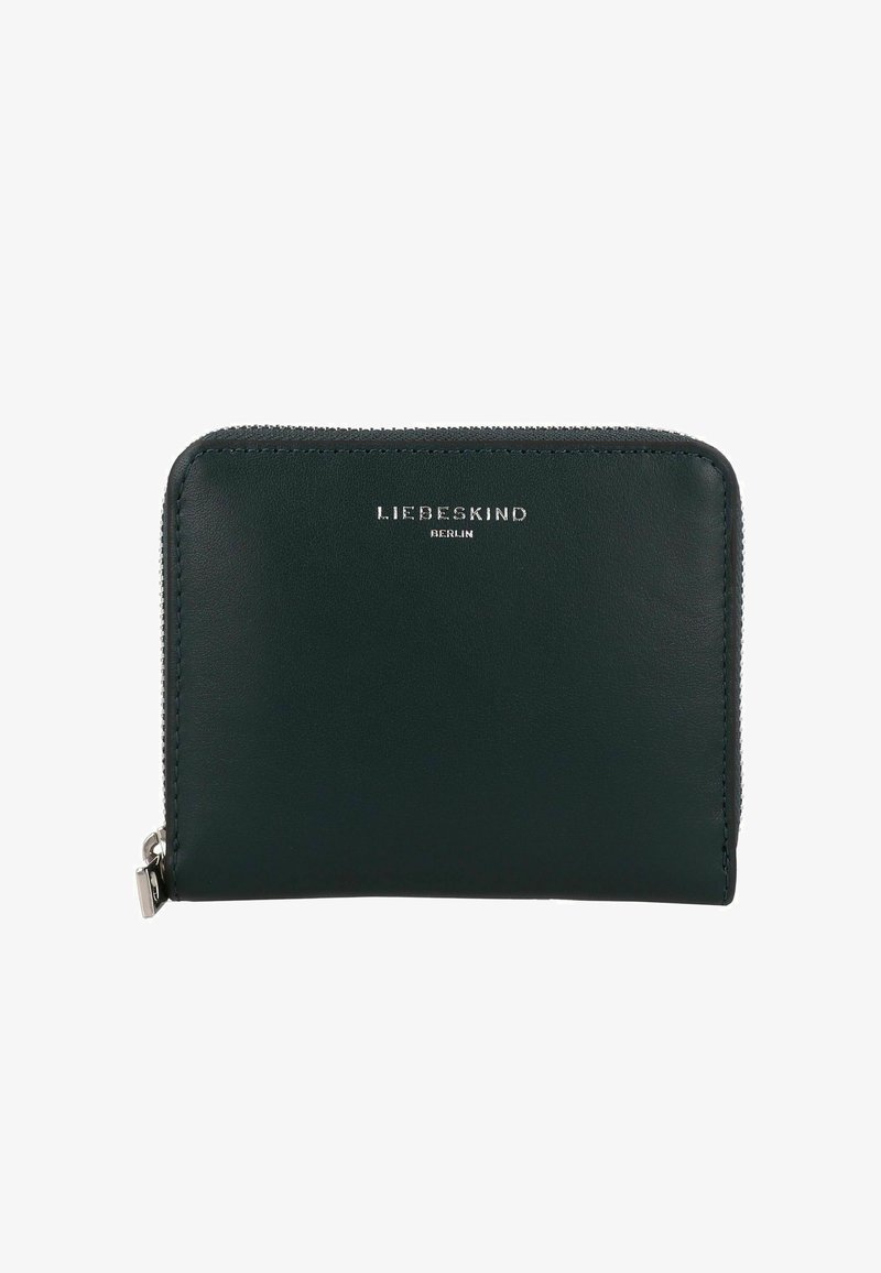 Portefeuille en cuir vert avec fermeture éclair, arborant un logo argenté en relief sur le devant et une texture lisse. Forme rectangulaire compacte.