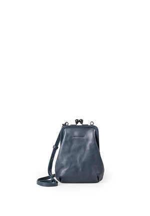 Kleine navyblauwe leren crossbodytas met verstelbare riem en metalen kiss-lock sluiting, rechtopstaand op een witte achtergrond.