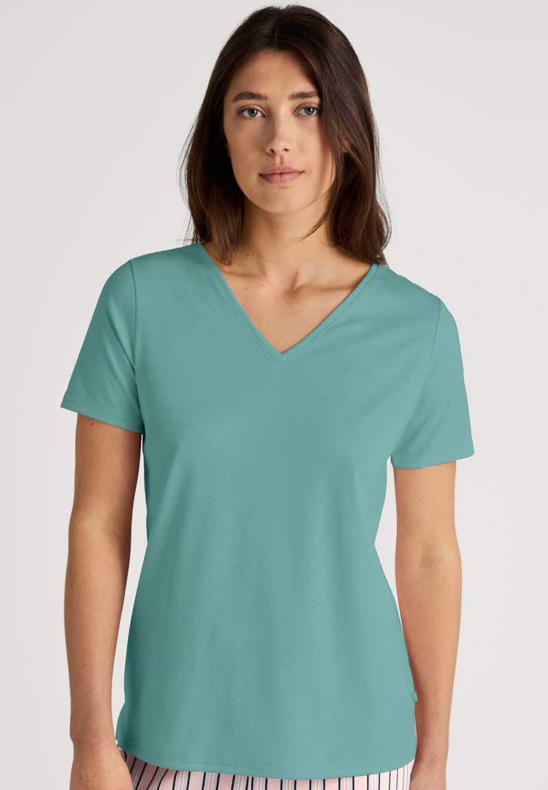 Turquoise V-hals T-shirt, korte mouwen, gladde textuur, casual pasvorm, met een strak ontwerp en geen zichtbare patronen of accenten.