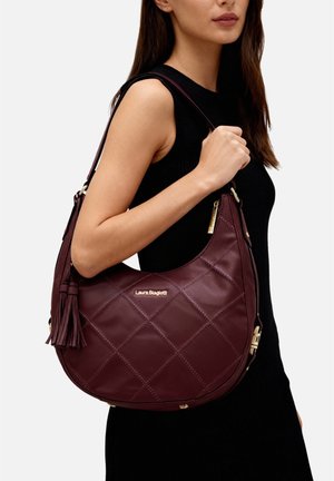 Borsa a hobo in pelle color bordeaux con design trapuntato a diamante, dettagli in metallo dorato e nappina. Tracolla comoda.