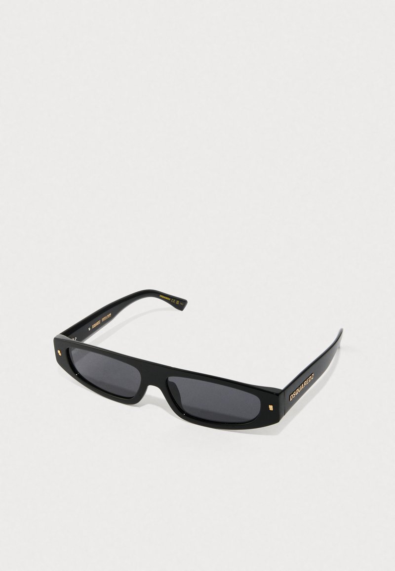 Gafas de sol negras con montura rectangular, lentes oscuros y acentos del logo en dorado en las patillas. Material plástico brillante, diseño minimalista.
