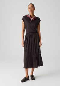 OPUS REGULAR MIDI FIT - Robe de jour - midnight brown
