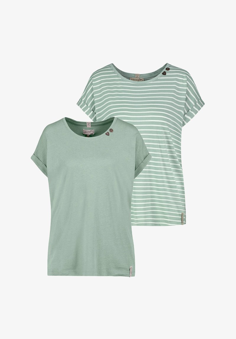 Hellgrüne T-Shirts, eines einfarbig mit Knopfakzenten und das andere gestreift, beide mit umgeschlagenen Ärmeln und einem lässigen Schnitt. Weiche Stofftextur.