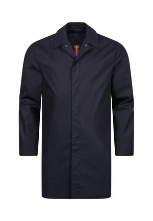 Cappotto lungo blu navy realizzato in un tessuto liscio e resistente all'acqua, con colletto classico, chiusura a bottoni e maniche lunghe. Senza tasche visibili.