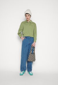 Nike Sportswear W NSW STYLE FLC CROP 3Q POLO - Camisola - alligator/sail