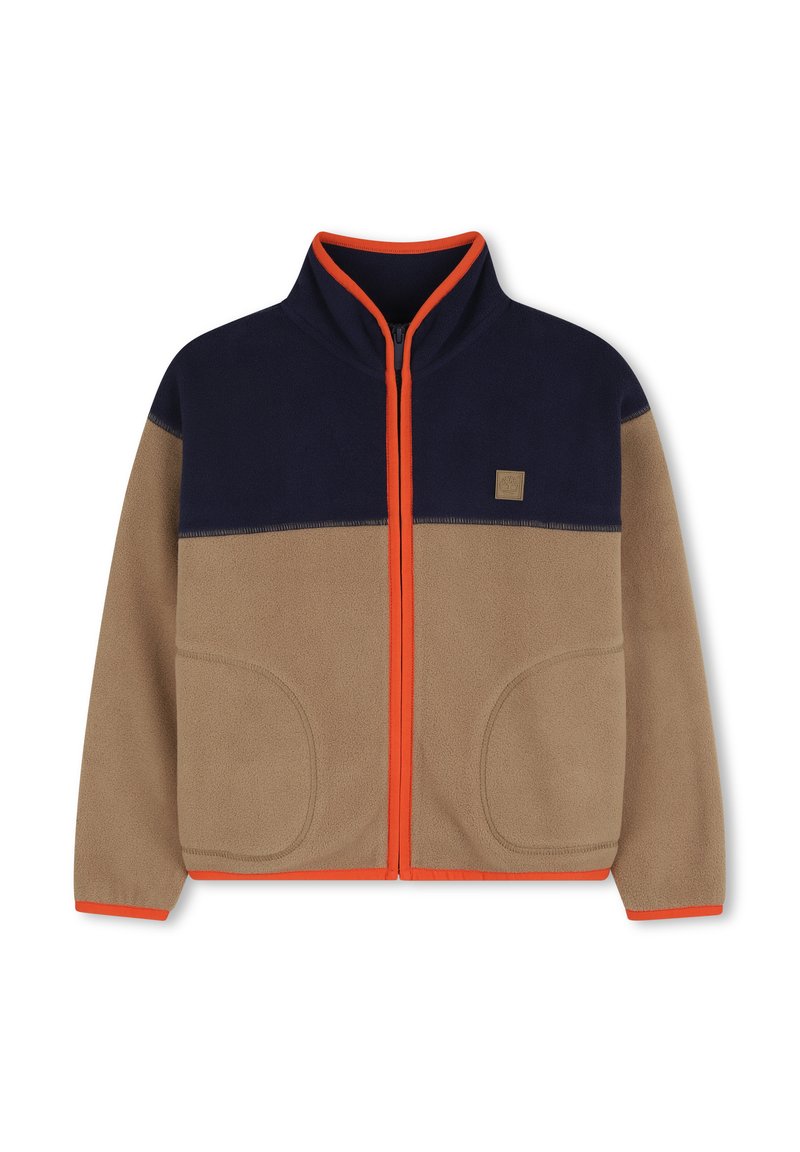 Fleecejacke mit navyblauem oberen Abschnitt, tannfarbigem unteren Abschnitt, orangefarbenem Reißverschluss und Besatz. Verfügt über zwei Fronttaschen und einen erhöhten Kragen.