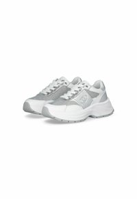 Sneaker bianchi e argento con tomaia in mesh textured, punta arrotondata, collare imbottito e suola spessa e ammortizzata per il comfort.