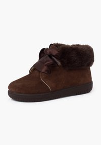 Stivale alla caviglia in suede marrone con un risvolto in pelliccia sintetica, fiocco in raso e suola in gomma testurizzata per la presa. Design semplice e arrotondato.
