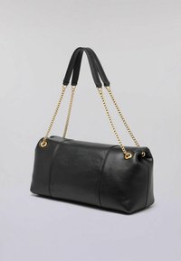 Borsa a tracolla nera in pelle con una forma morbida e arrotondata, dotata di dettagli in catena color oro e doppio manico in pelle. Texture liscia, design minimalista.