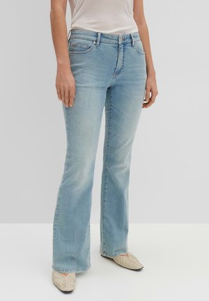 Lichtblauwe uitlopende jeans van denim, met een vijf-pocket ontwerp, subtiele vervaging en versleten randen aan de zoom. Gekocht in combinatie met lichte schoenen.