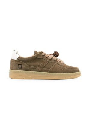 Bruine suède sneaker met een beige zool, dikke veters geknoopt in een knoop, en een wit hielstrookje met een klein zwart vierkant logo.
