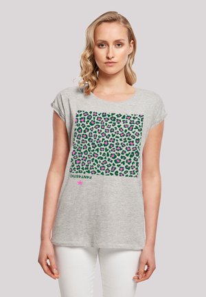 Graues kurzärmliges T-Shirt mit einem grünen Leopardenmuster und pinken Akzenten. Das Design enthält den Text "FANTASTIC" in einer kontrastierenden Farbe.