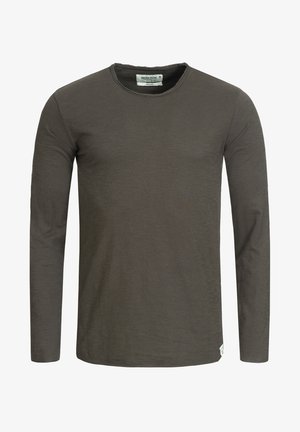 Hosszú ujjú, kerek nyakú póló sötét olívazöld színben. Puha anyagból készült, sima tapintással, minimális dizájnnal, és egy kis logócímkével rendelkezik.
