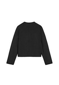 Maglione nero a maniche lunghe in maglia con scollo rotondo e cucitura verticale visibile al centro della schiena.