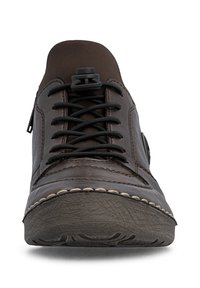 Chaussure décontractée en cuir marron foncé avec lacets élastiques noirs et semelle en caoutchouc, vue de face sur fond blanc.