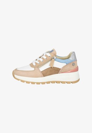 Zapatillas beige y blancas con ante y cuero liso. Talón azul claro, detalles plateados y suela de goma texturizada. Cordones y detalle de cremallera.