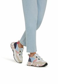 Sneaker colorate con un mix di materiali blu chiaro, rosa e blu navy; suola spessa, dettagli testurizzati e audace lettering "BLANCHE" sul lato.
