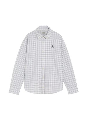 Camisa blanca de manga larga con botones, con un patrón de rejilla negra fina y un pequeño logo negro de calavera en el lado izquierdo del pecho.