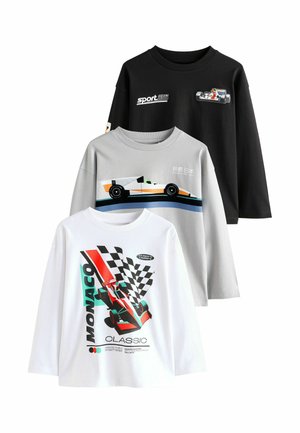 Drei langärmelige Hemden mit Rennwagenmotiven: schwarz mit kleinem Auto und Text, grau mit Seitenansicht des Autos, weiß mit rotem Auto und Schachbrettflagge.