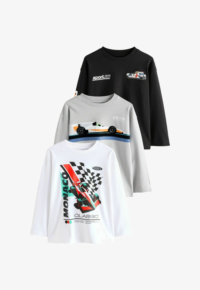 Drie shirts met lange mouwen met raceauto-ontwerpen: zwart met kleine auto en tekst, grijs met zijaanzicht van een auto, wit met rode auto en geblokte vlag.