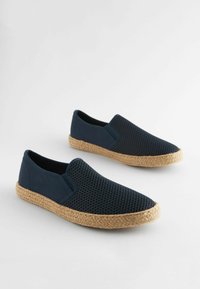 Marine slip-on sko med et åndbart mesh-overdel og en flettet jute-såle, med rund tå og tekstureret detaljering.