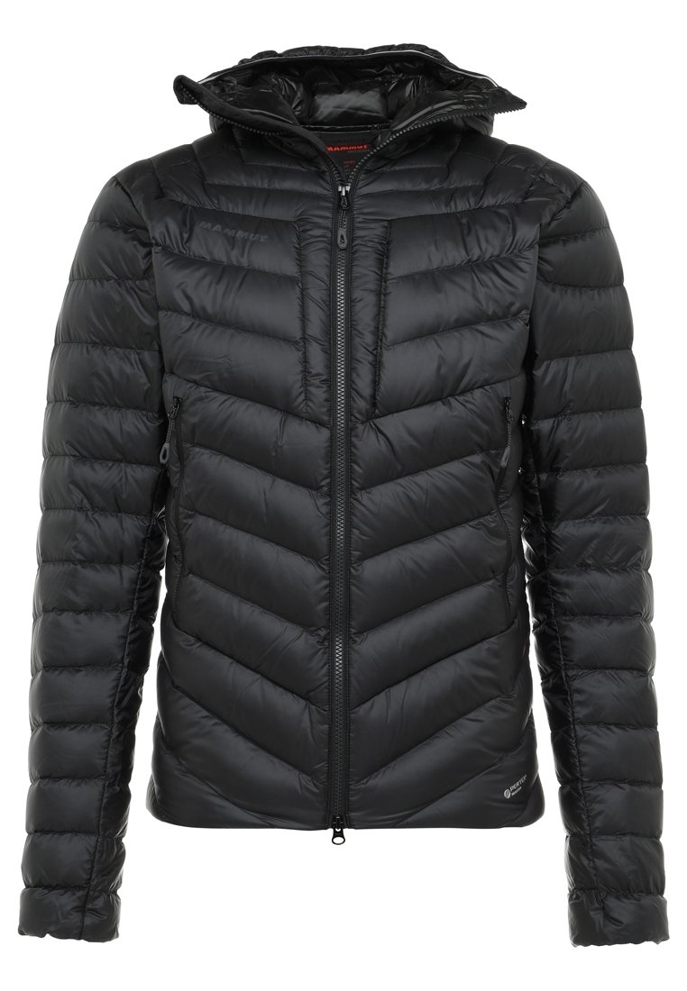 Černá zateplená bunda s prošívaným vzorem, celoplošným zipem a vysokým límcem. Materiál má hladký, lesklý povrch.