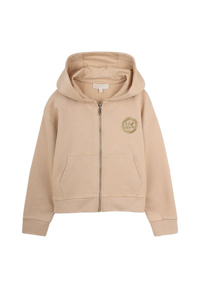 Μπεζ φούτερ με φερμουάρ, κατασκευασμένο από μαλακό ύφασμα, με εμπρόσθιες τσέπες και στρογγυλή ετικέτα με λογότυπο στο αριστερό στήθος. Κουκούλα με ελαστικά τελειώματα στα μανίκια και το κάτω μέρος.