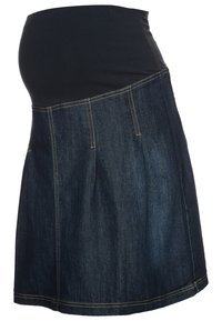 Falda de maternidad de mezclilla con una cintura de jersey negro, diseño plisado, de largo medio, color azul oscuro y detalles de costura en amarillo contrastante.