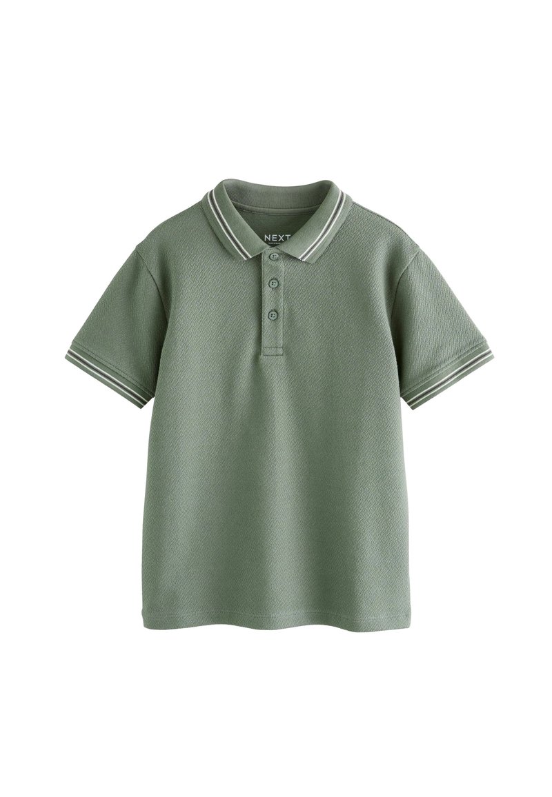 Polo verde realizzato in tessuto testurizzato, con colletto, due bottoni e accenti a righe bianche sul colletto e sulle maniche.