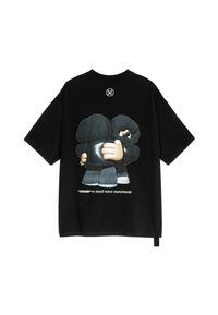 Camiseta negra de gran tamaño con un estampado gráfico de dos personajes abrazándose en la parte posterior, con texto blanco debajo y un logotipo redondo arriba.