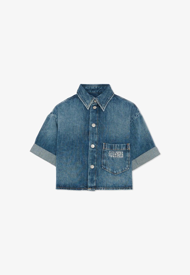 Chemise courte en denim à manches courtes, boutonnée, avec col pointu et poche avant ornée d'un motif imprimé numéroté.