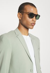 Thumbnail Image 7