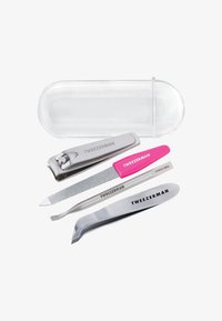 Set per la cura delle unghie con tagliaunghie in argento, lima per unghie con manico rosa, pinzette con punta inclinata, spingi cuticole e custodia in plastica trasparente su sfondo bianco.