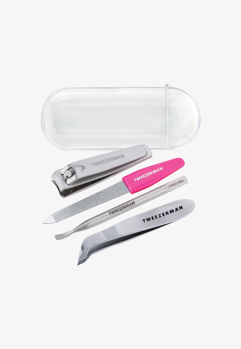 Set per la cura delle unghie con tagliaunghie in argento, lima per unghie con manico rosa, pinzette con punta inclinata, spingi cuticole e custodia in plastica trasparente su sfondo bianco.