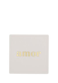 Fyrkantig keramisk låda i matt krämfärg med guldpräglad text "amor". Har en enkel design och slät ytan.
