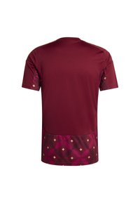 Bordo majica s kratkim rukavima koja sadrži geometrijski gradijentni uzorak u nijansama ružičaste i tamnocrvene boje na dnu, s glatkom, laganom teksturom.