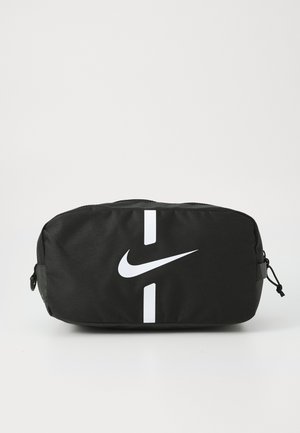 Zwarte nylon pouch tas met een wit Nike-logo en verticale streepdetails. Heeft twee ritsen en een compact rechthoekig formaat.