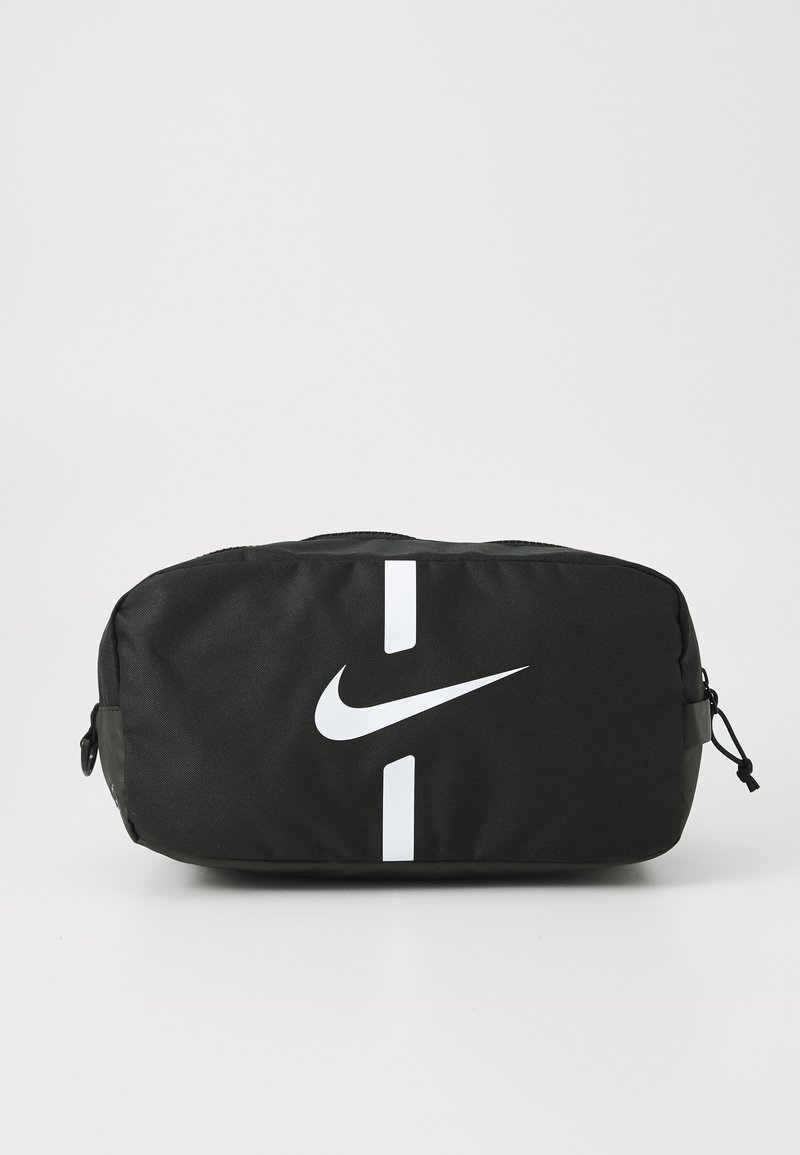 Schwarze Nylontasche mit einem weißen Nike-Logo und vertikalen Streifen. Verfügt über zwei Reißverschlüsse und eine kompakte, rechteckige Form.