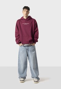Kaotiko THE ONLY TRUTH IS MUSIC UNISEX - Jersey con capucha - red