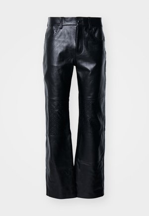 Pantaloni din piele neagră cu picioare largi, prezentând o textură netedă și secțiuni cu model matlasat. Design clasic cu închidere cu buton și fermoar.