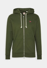 Felpa verde con zip realizzata in cotone, dotata di cappuccio regolabile con cordino, tasche frontali e un piccolo logo rosso Levi's sul petto.