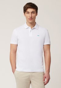 Witte polo shirt van katoen, met een korte knoopsluiting kraag en een klein turquoise hondenlogo op de linkerborst.