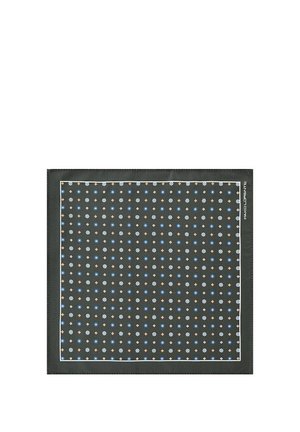 Kwadratowy jedwabny szalik o ciemnym tle z powtarzającym się wzorem niebieskich, białych i brązowych kształtów geometrycznych, z jasnoniebieską obwódką.